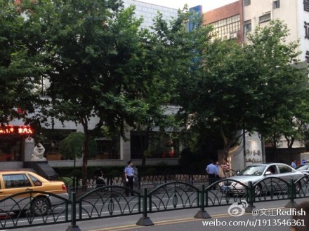 昨天下午一名男子从华电小区18楼坠亡。来源:新浪微博网友 昨天下午一名男子从华电小区18楼坠亡。来源:新浪微博网友