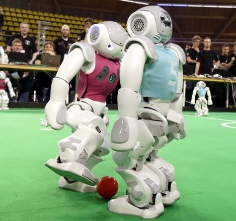 2013机器人足球赛夺冠 机器踢得比人好
