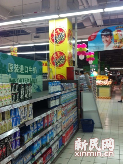 图说:原本摆放进口牛奶的货架上已经空了。新民网记者胡彦珣 现场回传 图说:原本摆放进口牛奶的货架上已经空了。新民网记者胡彦珣 现场回传