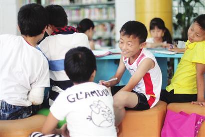 孩子们在图书馆里看书、做作业,轻轻松松泡上一天。 □解放日报 蒋迪雯 摄 孩子们在图书馆里看书、做作业,轻轻松松泡上一天。 □解放日报 蒋迪雯 摄