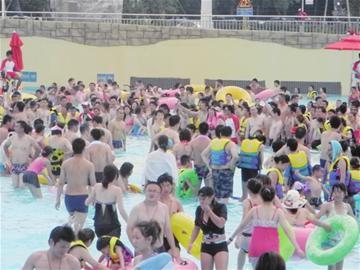 玛雅水上乐园人满为患 □本报记者 史耀可 摄 玛雅水上乐园人满为患 □本报记者 史耀可 摄