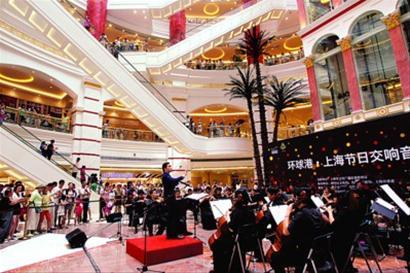 海派旗袍、民乐、古琴和博物馆、美术馆,以及连环画等文化项目进入环球港。蒋迪雯 摄 海派旗袍、民乐、古琴和博物馆、美术馆,以及连环画等文化项目进入环球港。蒋迪雯 摄