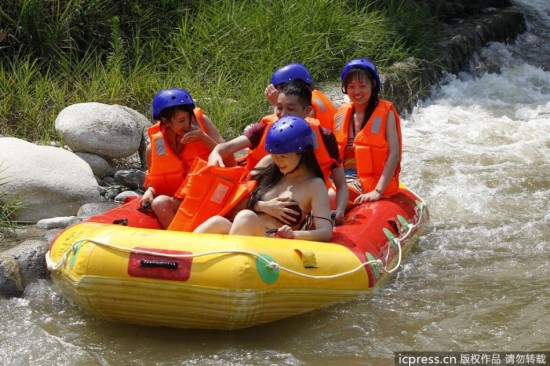 <em>比基尼</em>挡<em>不住</em>春光(图)