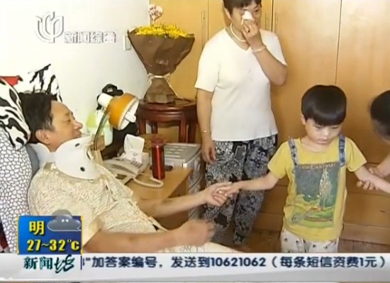 王建忠看见被救的男孩,露出久违的笑容。 王建忠看见被救的男孩,露出久违的笑容。
