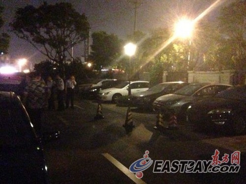 事发小区里,警方正在现场调查 事发小区里,警方正在现场调查
