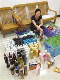 陆某夫妻从超市偷得的日用品(闵行公安供图) 陆某夫妻从超市偷得的日用品(闵行公安供图)