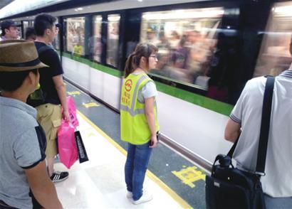 2号线南京东路站原有固定护栏已经拆除 □本报记者 朱晓立 摄 2号线南京东路站原有固定护栏已经拆除 □本报记者 朱晓立 摄