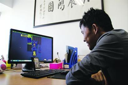 老布正在创作“汤姆猫教南汇话”。 徐佳 摄 老布正在创作“汤姆猫教南汇话”。 徐佳 摄