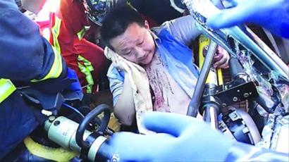 救援人员正在救助受伤的比亚迪汽车司机/茅冠隽 救援人员正在救助受伤的比亚迪汽车司机/茅冠隽