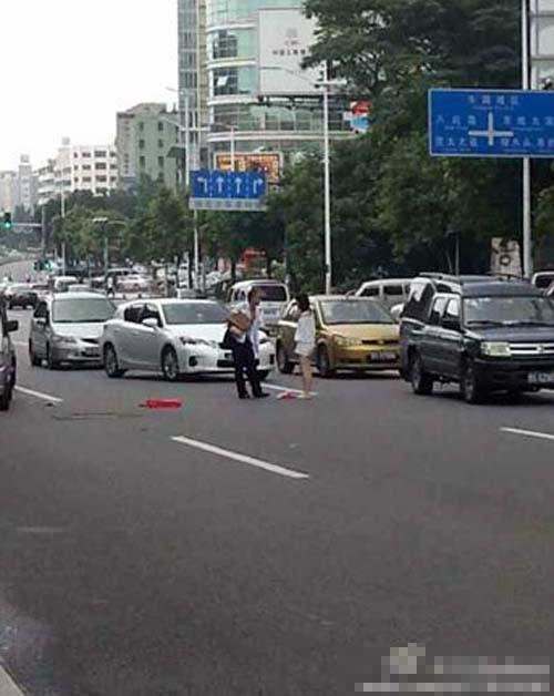 情侣吵架脱光衣服 荒唐<em>裸体相</em>拥离去(2)_新浪上