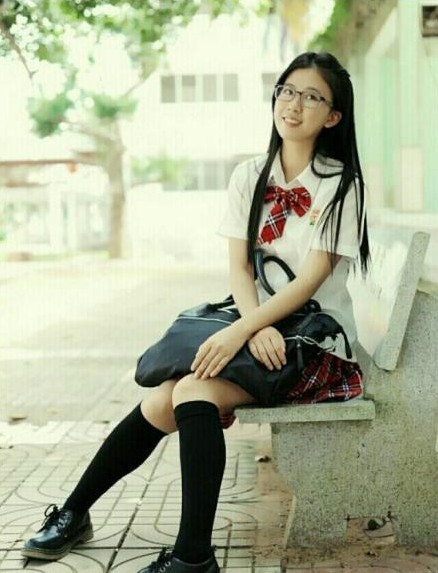 一个很漂亮女的,解题衣服初中脱生物的胸大漂典题题解题穿着好像校服典:图片