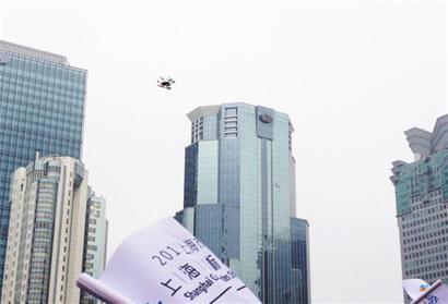 低空航拍目前是遥控飞行器比较常见的用途 □本报记者 吴雪舟 摄 低空航拍目前是遥控飞行器比较常见的用途 □本报记者 吴雪舟 摄