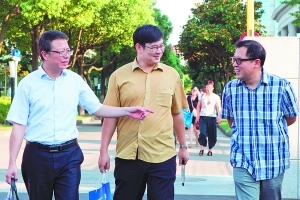 7月30日,奉贤区会议中心,挂职干部厉明(左)、陆雷和邵楠(右)会后交流。 7月30日,奉贤区会议中心,挂职干部厉明(左)、陆雷和邵楠(右)会后交流。