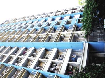 图为事发宿舍大楼。□本报记者 史耀可 摄 图为事发宿舍大楼。□本报记者 史耀可 摄