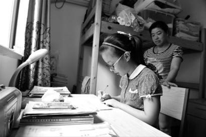 共和新路一处公租房内,设施崭新齐全,一名女孩正在自己房里做功课 晚报记者 龚星 摄 共和新路一处公租房内,设施崭新齐全,一名女孩正在自己房里做功课 晚报记者 龚星 摄