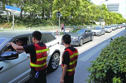 前往宜家宝山商场的顾客络绎不绝,工作人员正在对周边的道路进行疏导。 /晨报记者 殷立勤 前往宜家宝山商场的顾客络绎不绝,工作人员正在对周边的道路进行疏导。 /晨报记者 殷立勤