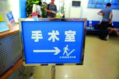 一对少男少女躲在墙角处徘徊、犹豫着。 一对少男少女躲在墙角处徘徊、犹豫着。