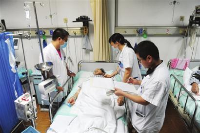 医护人员正在对伤者急救 医护人员正在对伤者急救