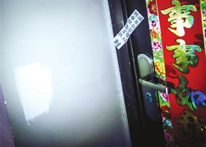 男孩家大门口被警方贴了封条 □新闻晨报 肖 允 图 男孩家大门口被警方贴了封条 □新闻晨报 肖 允 图