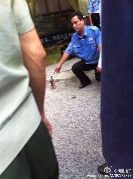 男子在七浦路投掷自制燃烧瓶。来源:新浪微博 男子在七浦路投掷自制燃烧瓶。来源:新浪微博