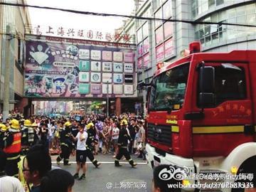 24日下午,消防队员在现场待命。(网友供图) 24日下午,消防队员在现场待命。(网友供图)