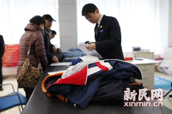 今年2月,受“问题校服”事件影响,各类校服被送来检测。 新民网 萧君玮 资料图 今年2月,受“问题校服”事件影响,各类校服被送来检测。 新民网 萧君玮 资料图