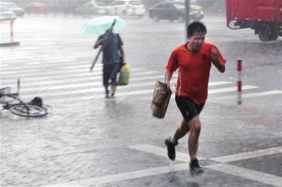 昨日下午,暴雨来袭行人猝不及防。□解放日报 蒋迪雯 摄 昨日下午,暴雨来袭行人猝不及防。□解放日报 蒋迪雯 摄