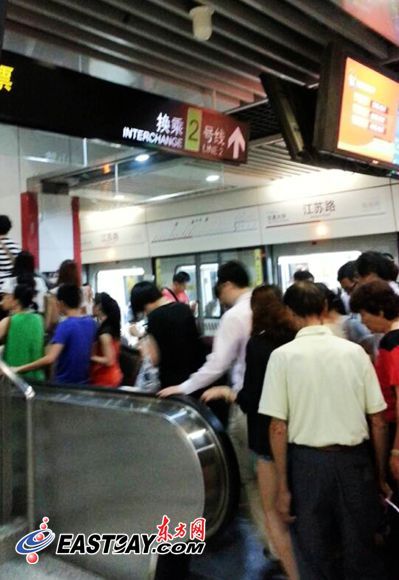 11号线二期部分站台防踏空条未安装 空隙可塞