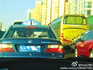 男女乘客高架“车震” 男女乘客高架“车震”