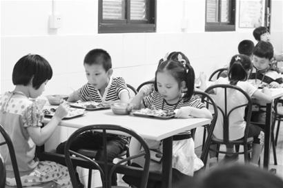 图为孩子在吃晚餐。 □解放日报 蒋迪雯 摄 图为孩子在吃晚餐。 □解放日报 蒋迪雯 摄