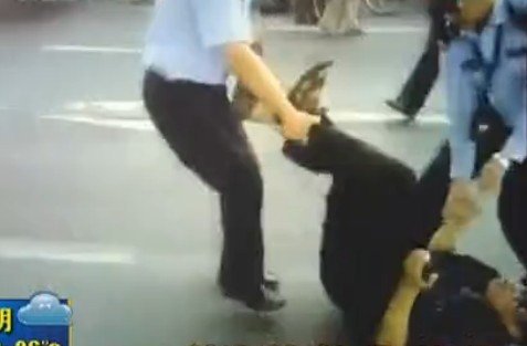 男子驾无证电动车被查 耍无赖睡马路踢打民警 男子驾无证电动车被查 耍无赖睡马路踢打民警