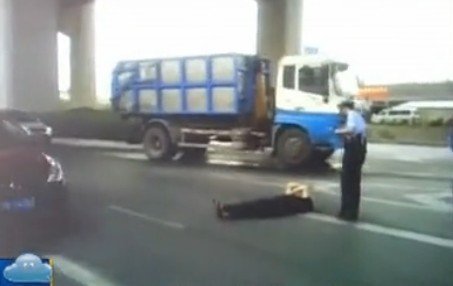 男子驾无证电动车被查 耍无赖睡马路踢打民警 男子驾无证电动车被查 耍无赖睡马路踢打民警