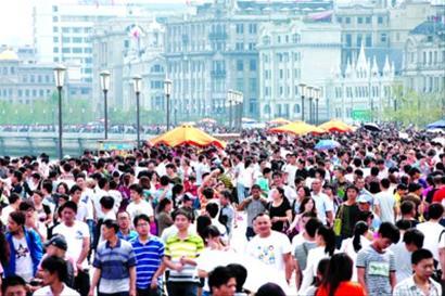 出城玩的人走了,观光客来了,国庆长假申城热闹非凡,外滩昨日游人如织。 晨报记者 杨 眉 出城玩的人走了,观光客来了,国庆长假申城热闹非凡,外滩昨日游人如织。 晨报记者 杨 眉