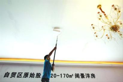 工作人员争分夺秒布展,“自贸区房”概念现身一些展台。 晨报记者 杨眉 工作人员争分夺秒布展,“自贸区房”概念现身一些展台。 晨报记者 杨眉