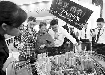 房展会现场,不少促销人员“人肉宣传”,市民观望气氛浓烈。 本报通讯员 陈骏摄 房展会现场,不少促销人员“人肉宣传”,市民观望气氛浓烈。 本报通讯员 陈骏摄