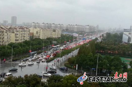 节后首日申城遭暴雨“红警” 节后首日申城遭暴雨“红警”