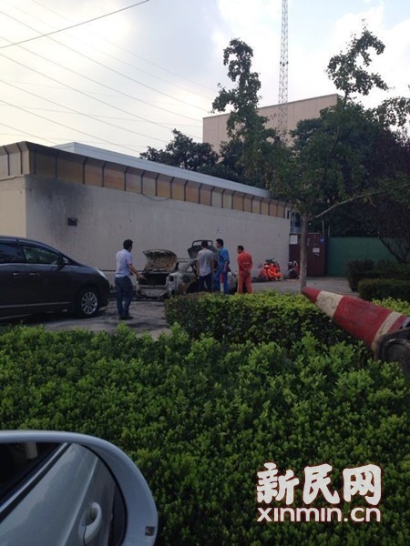 奥迪车被烧得只剩“骨架”。网友供图 奥迪车被烧得只剩“骨架”。网友供图