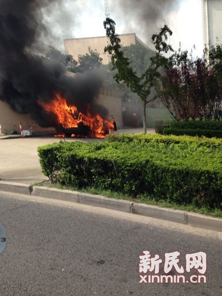 图说:奥迪车成了一个火球。网友供图 图说:奥迪车成了一个火球。网友供图