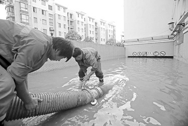 图片作者:陈骏图片说明:嘉定城市岸泊小区车库昨天被水淹,市排水处紧急组织人员抢排车库内的积水。 图片作者:陈骏图片说明:嘉定城市岸泊小区车库昨天被水淹,市排水处紧急组织人员抢排车库内的积水。