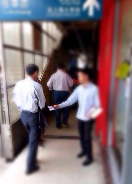 男子轨交出口乱发广告被拘5天。来源:@轨交警花 男子轨交出口乱发广告被拘5天。来源:@轨交警花