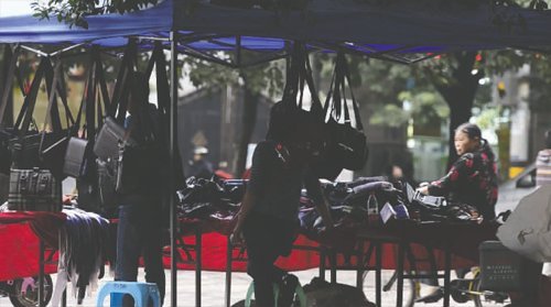 成都黄鹤录音 摊主边骂老板边卖包