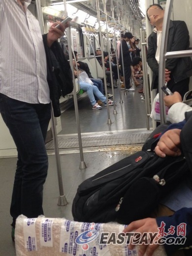 常先生拍摄的照片显示:该男子正闭着眼睛,一旁是他的呕吐物 常先生拍摄的照片显示:该男子正闭着眼睛,一旁是他的呕吐物