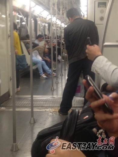 常先生拍摄的第二张照片:这名男子干脆直接转身,当众撒尿 常先生拍摄的第二张照片:这名男子干脆直接转身,当众撒尿