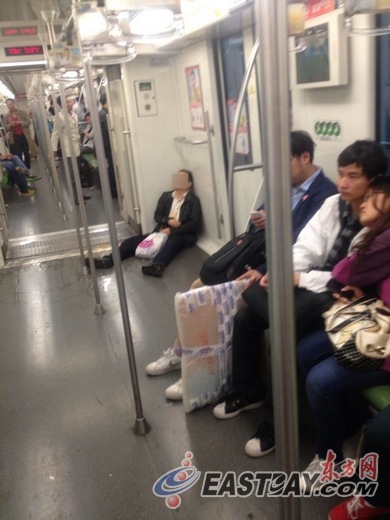 最后,这名男子不省人事地躺在自己的呕吐物中 最后,这名男子不省人事地躺在自己的呕吐物中