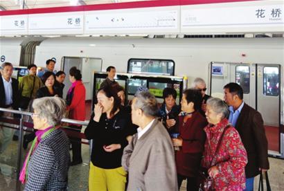 大批老人乘坐轨交11号线前往花桥游玩 (资料图) 大批老人乘坐轨交11号线前往花桥游玩 (资料图)