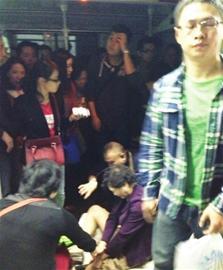 女乘客上车不慎脚被卡 (网友供图) 女乘客上车不慎脚被卡 (网友供图)