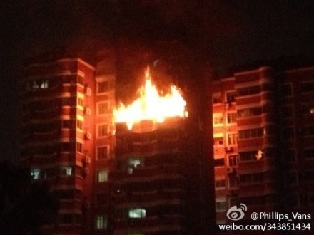 大上海国际花园2号楼忽然传出爆炸声,随后熊熊烈火从屋内“喷”出。(请私信“新民晚报新民网”以奉稿酬) 大上海国际花园2号楼忽然传出爆炸声,随后熊熊烈火从屋内“喷”出。(请私信“新民晚报新民网”以奉稿酬)