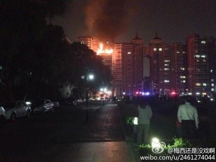 现场大火熊熊,浓烟滚滚,附近居民听到爆炸声后,也赶去围观(请私信“新民晚报新民网”以奉稿酬) 现场大火熊熊,浓烟滚滚,附近居民听到爆炸声后,也赶去围观(请私信“新民晚报新民网”以奉稿酬)