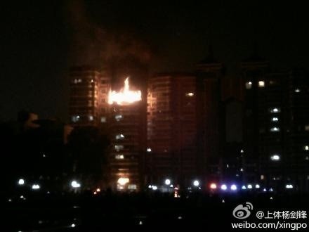 现场大火熊熊,浓烟滚滚,大火顺着外墙壁往上越烧越旺。(请私信“新民晚报新民网”以奉稿酬) 现场大火熊熊,浓烟滚滚,大火顺着外墙壁往上越烧越旺。(请私信“新民晚报新民网”以奉稿酬)