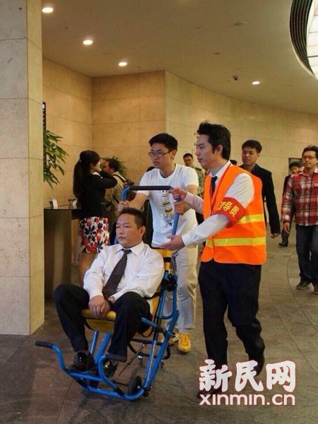 图说:本次训练首次试用残疾人专用特殊轮椅。上海环球金融中心供图 图说:本次训练首次试用残疾人专用特殊轮椅。上海环球金融中心供图